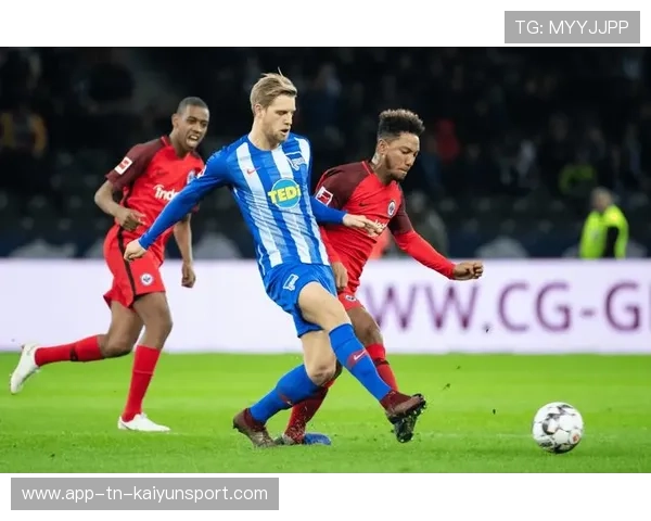 沙尔克04通过边路突破，特奥射门破门：惊艳全场的完美配合